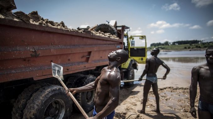 afp-20160328-drcongo-sand-quarry