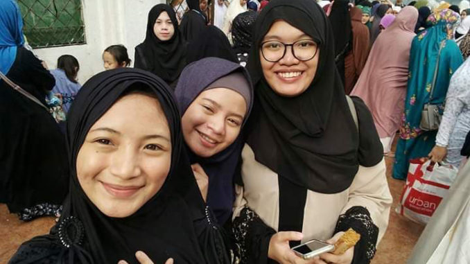 mench-sister-and-friend